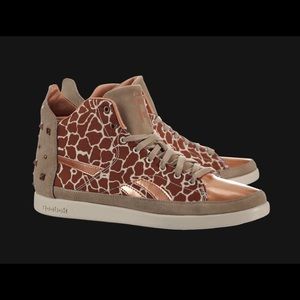 Reebok Snobette has a distinct design! Great condition!